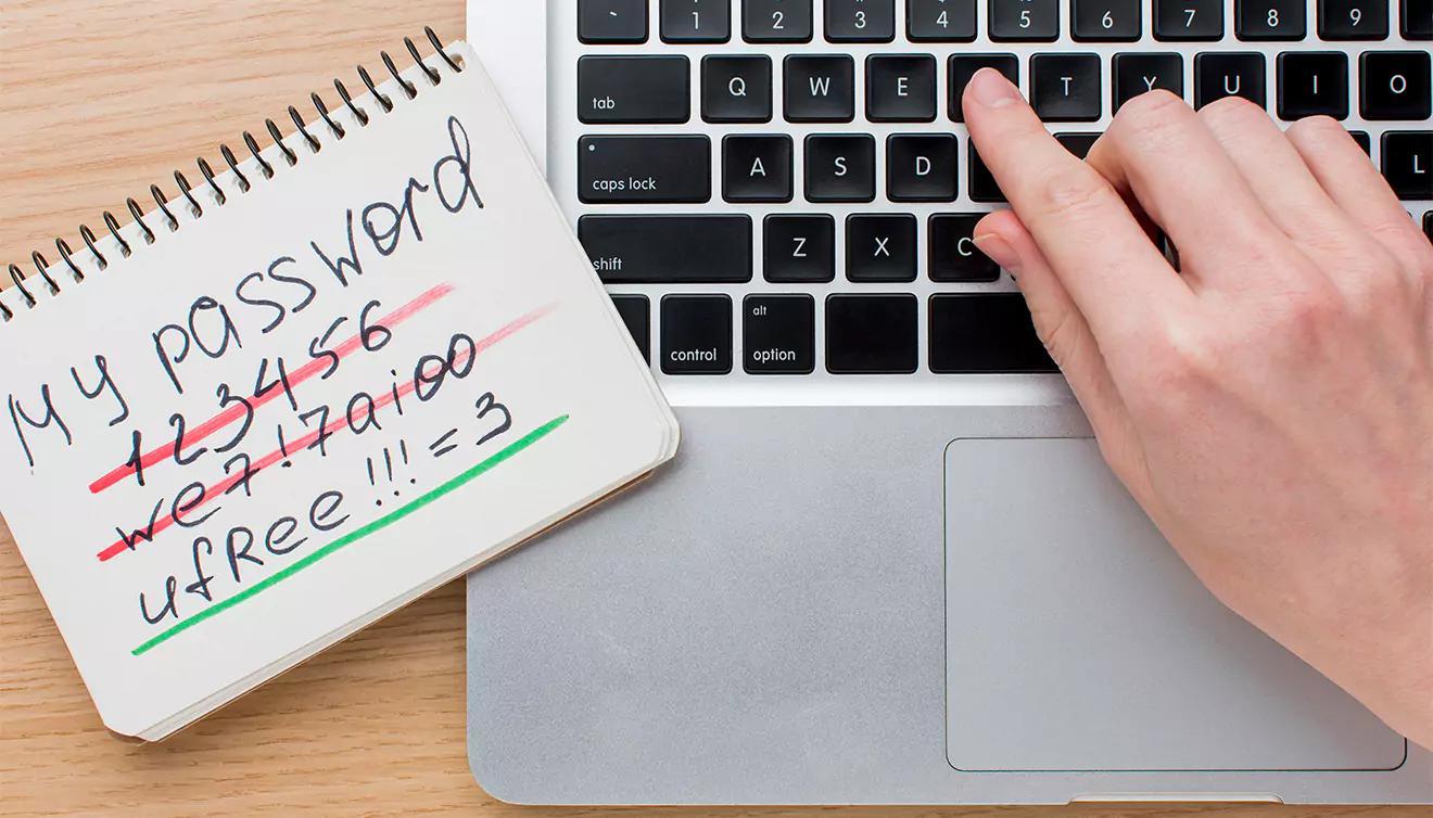 Password written on a notepad placed next to a PC - banner