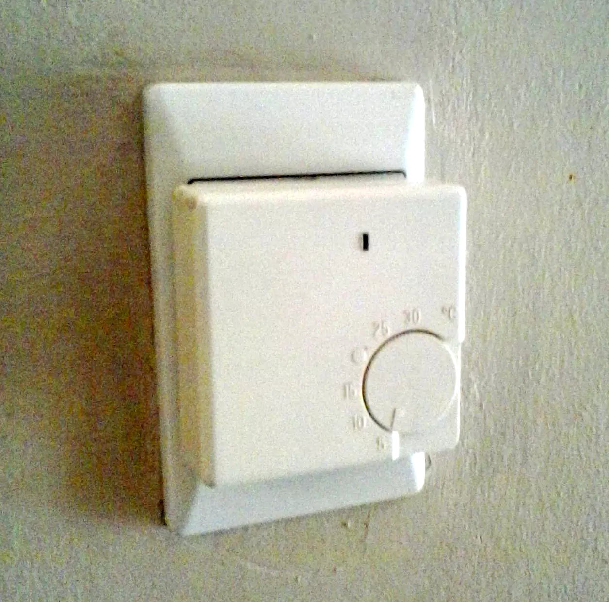 Temperature switch, used to control heating or cooling systems